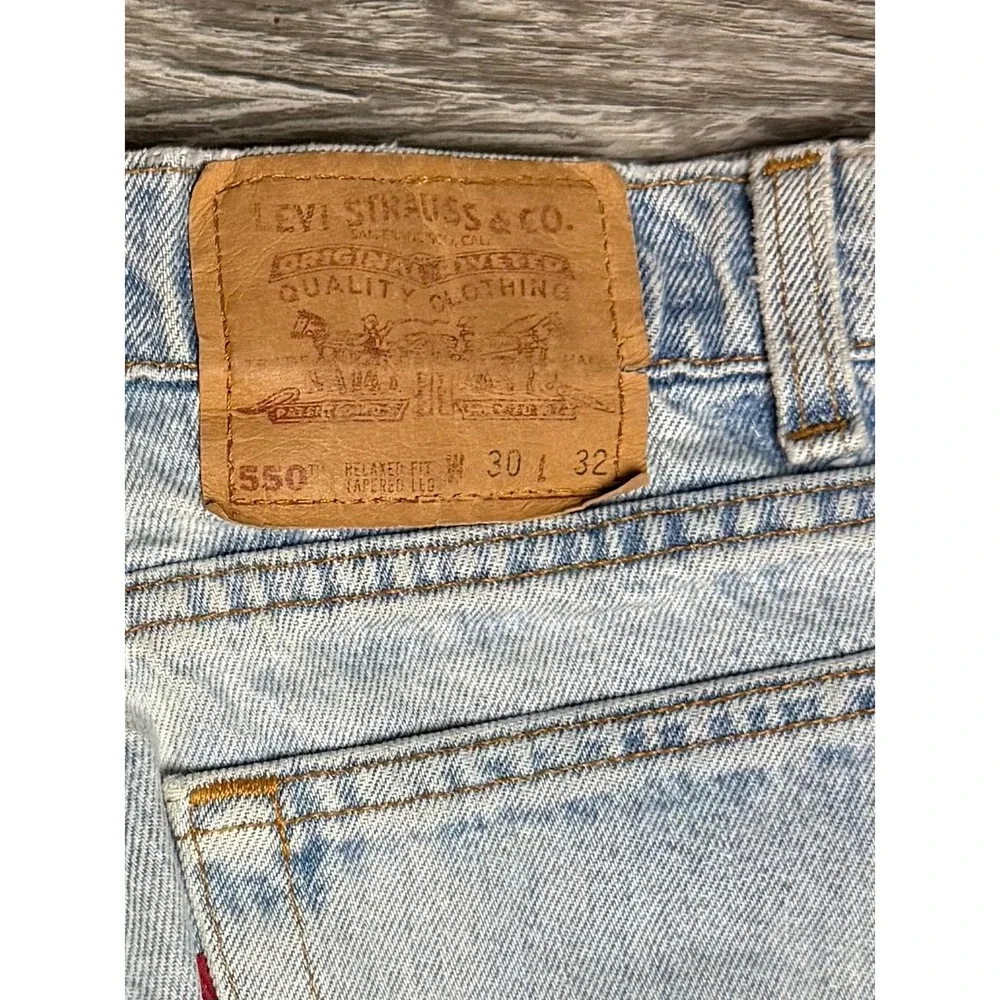 Vintage Levis 550 Relaxed Fit Light Wash Denim Cut Off Short size 30 (Distressed